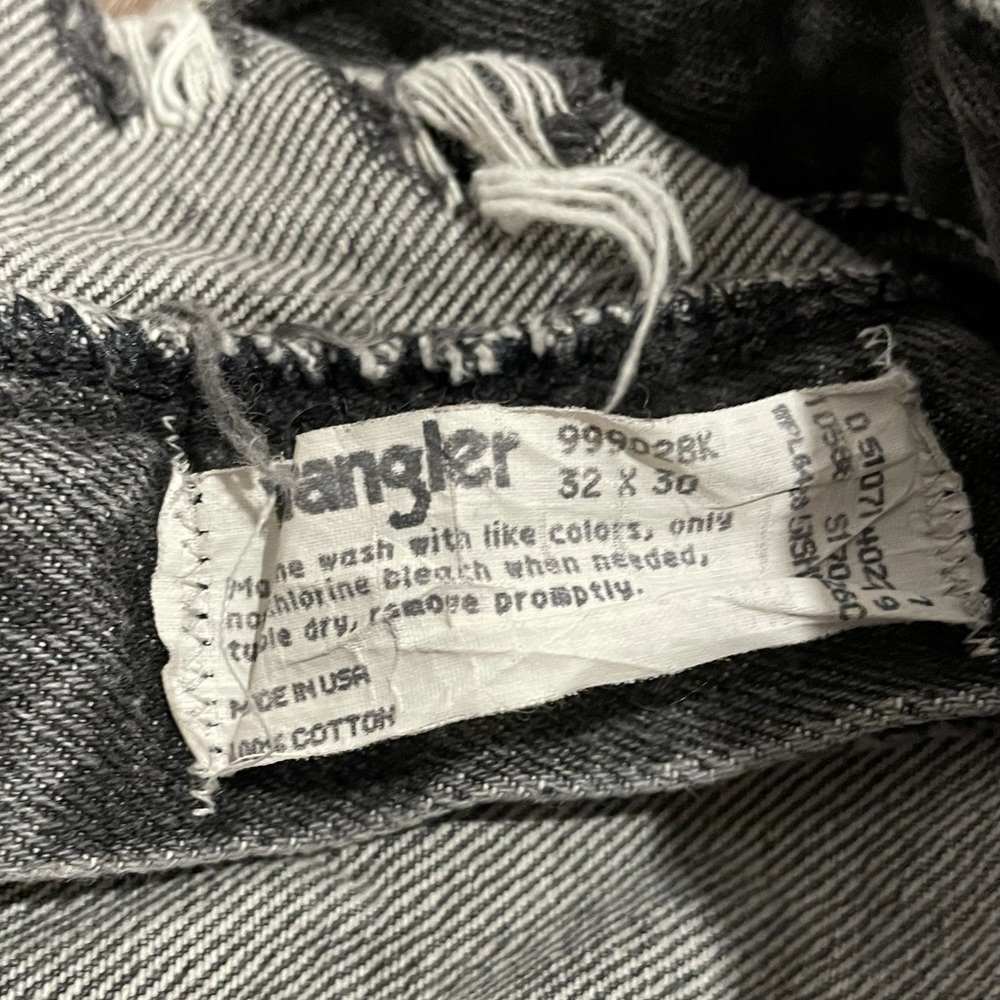 Distressed Wrangler Jean Shorts - Picture 4 of 4